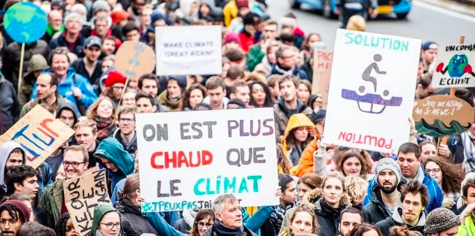 manifestation durant une marche pour le climat